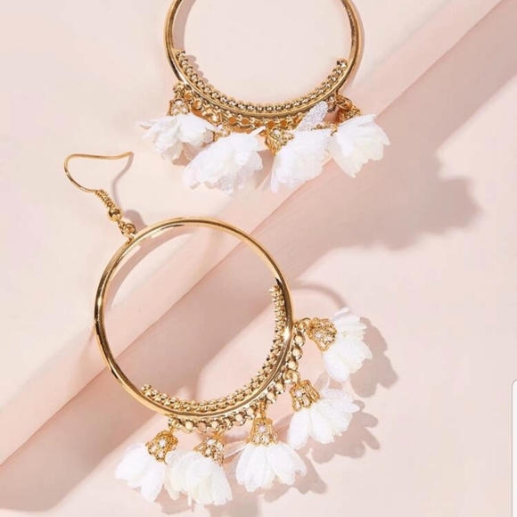 ◇Tabatha◇ White Flowers Hoop Earrings - Picture 2 of 4